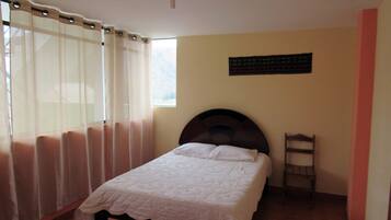 Quarto casal clássico, banheiro compartilhado, vista para o jardim | Ferros/tábuas de passar roupa, Wi-Fi de cortesia