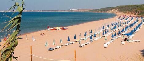 Una spiaggia nelle vicinanze