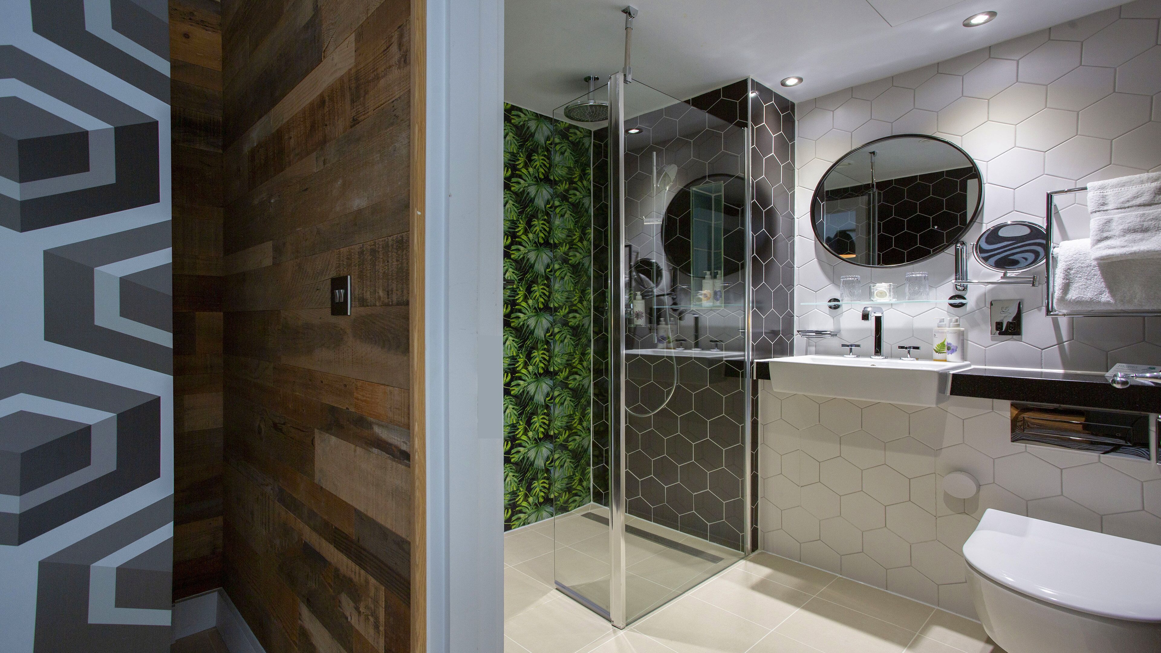 Une salle de bain moderne avec un mur en bois, une cabine de douche en verre et un lavabo avec un miroir.