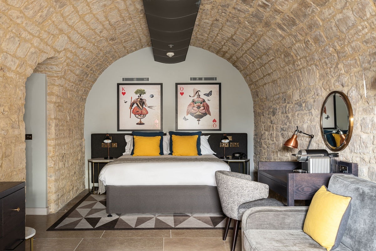 Suite, 1 kingsize bed (Underground Vaulted) | Hypoallergeen beddengoed, een minibar, individueel gedecoreerd