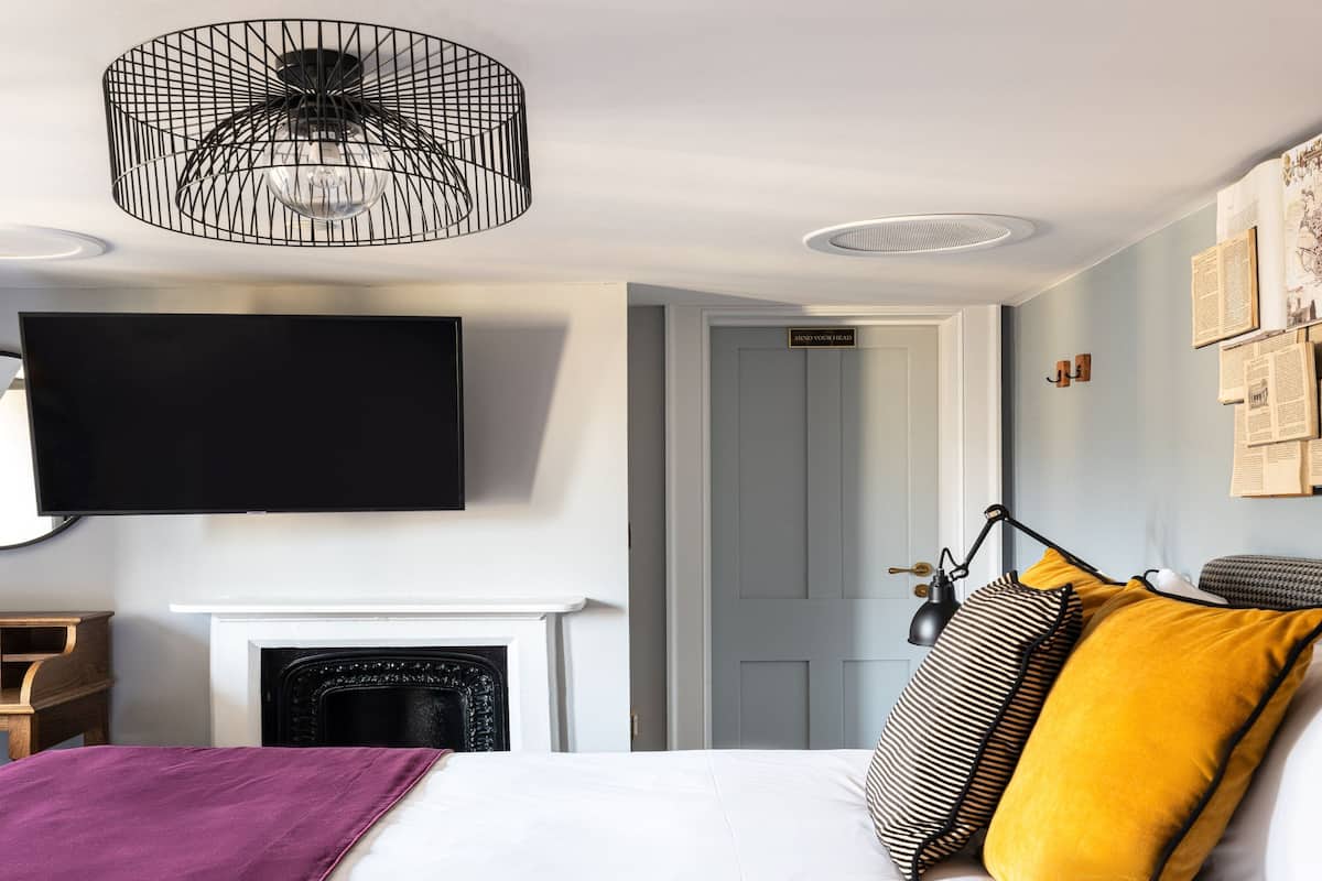 Standard Room, 1 King Bed | Hypo-allergenic bedding, minibar, individually decorated