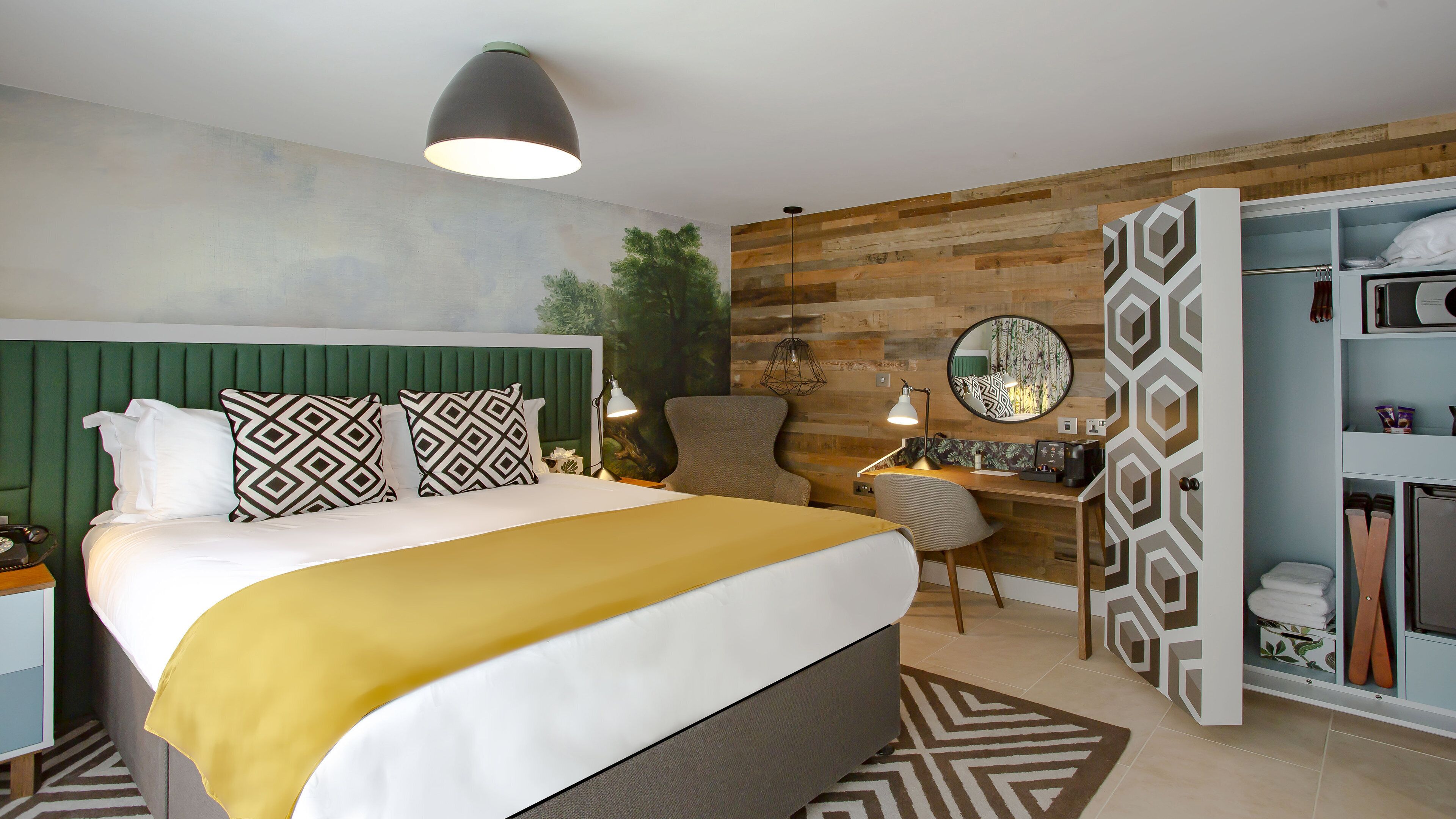 Premium Room, 1 King Bed (Minifridge) | Hypo-allergenic bedding, minibar, individually decorated