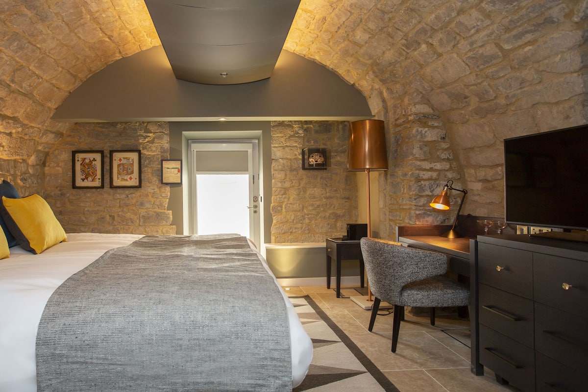 Habitación Premium, 1 cama King size (Underground Vaulted) | Ropa de cama hipoalergénica, minibar y decoración personalizada
