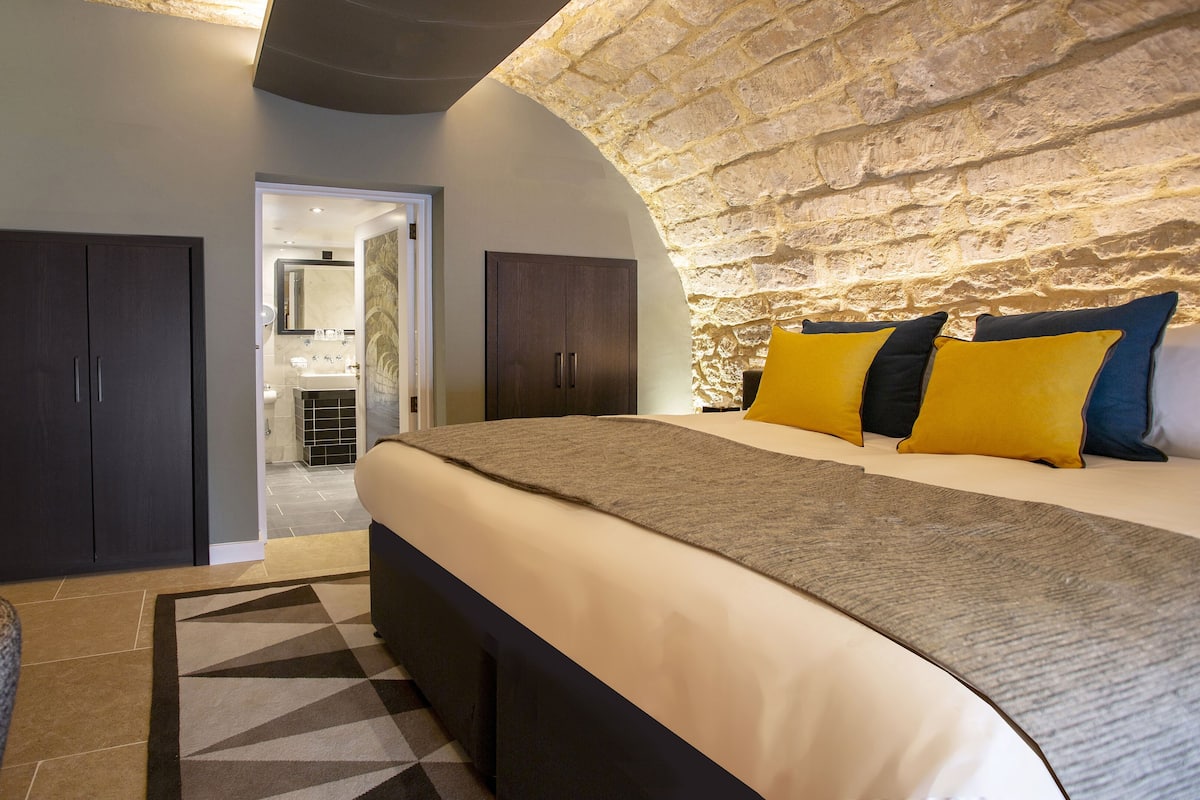 Chambre Prestige, 1 très grand lit (Separate Bath) | Literie hypoallergénique, décor unique, ameublement unique, bureau