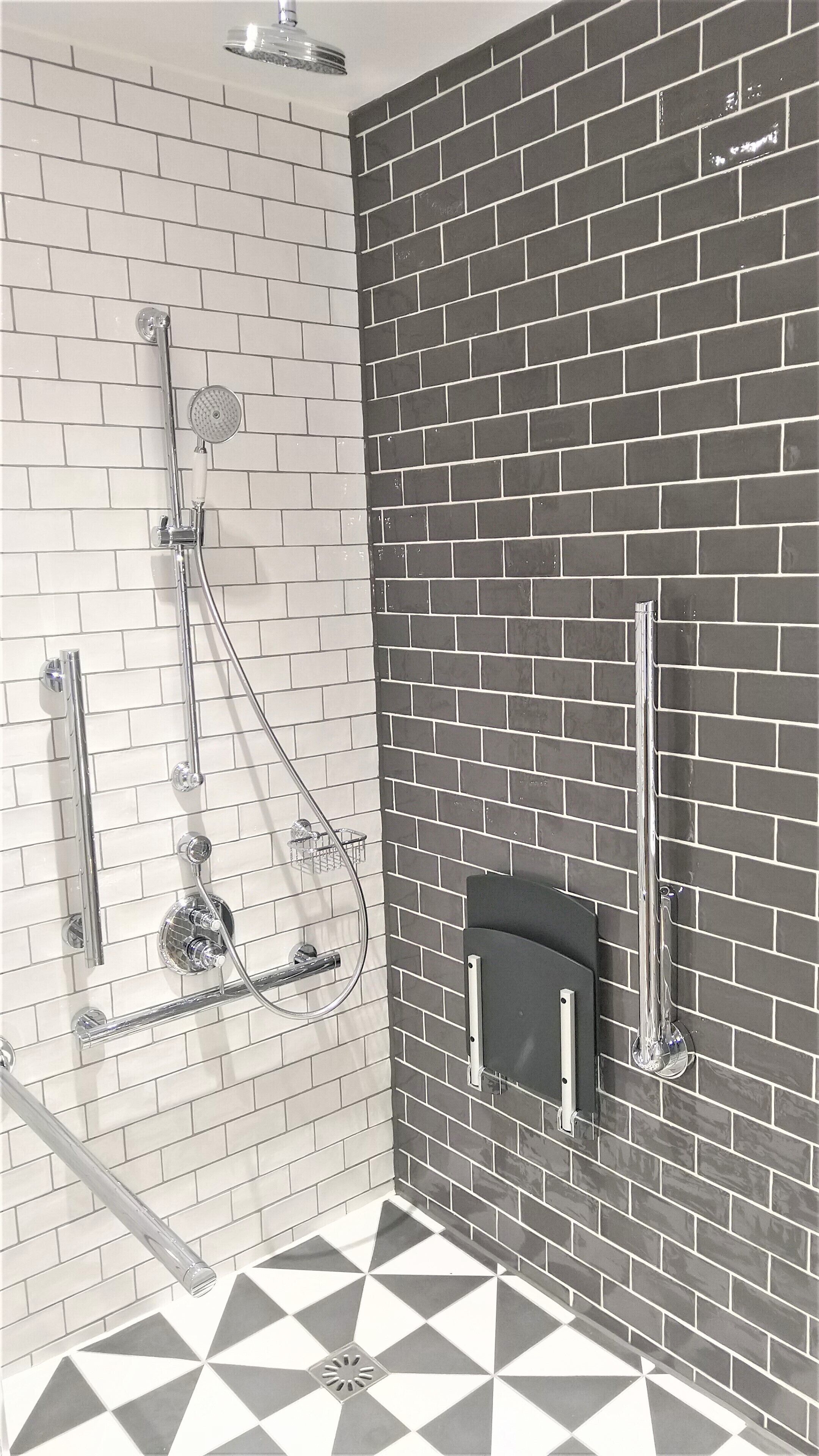 Ein Badezimmer mit Dusche, Toilette und Waschbecken.