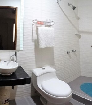 Habitación doble | Baño | Regadera, amenidades de baño gratuitas, secadora de cabello, toallas 