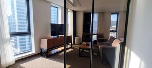 In-room safe, desk, blackout drapes, soundproofing - Ramada Encore by Wyndham Haeundae (Busan)