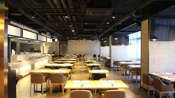 Desayuno buffet diario (KRW 29000 por persona)