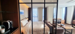 In-room safe, desk, blackout drapes, soundproofing - Ramada Encore by Wyndham Haeundae (Busan)