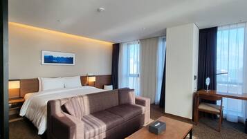 Caja de seguridad en la habitación, escritorio y cortinas blackout