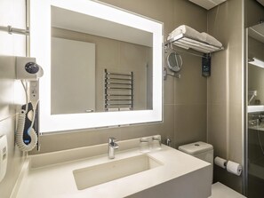 Dusche, umweltfreundliche Kosmetikartikel, Haartrockner, Handtücher