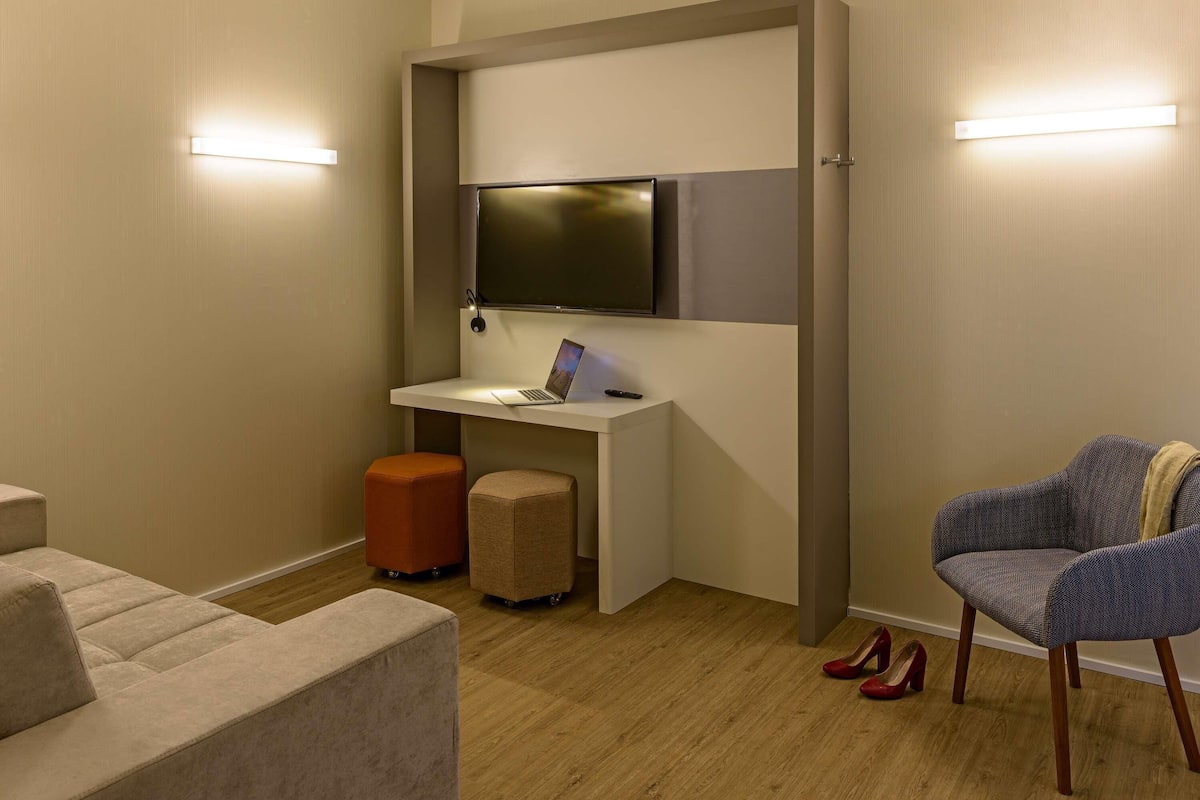 Superior-Apartment, 1 Doppelbett und Schlafsofa, Küche | Zimmersafe, Schreibtisch, laptopgeeigneter Arbeitsplatz