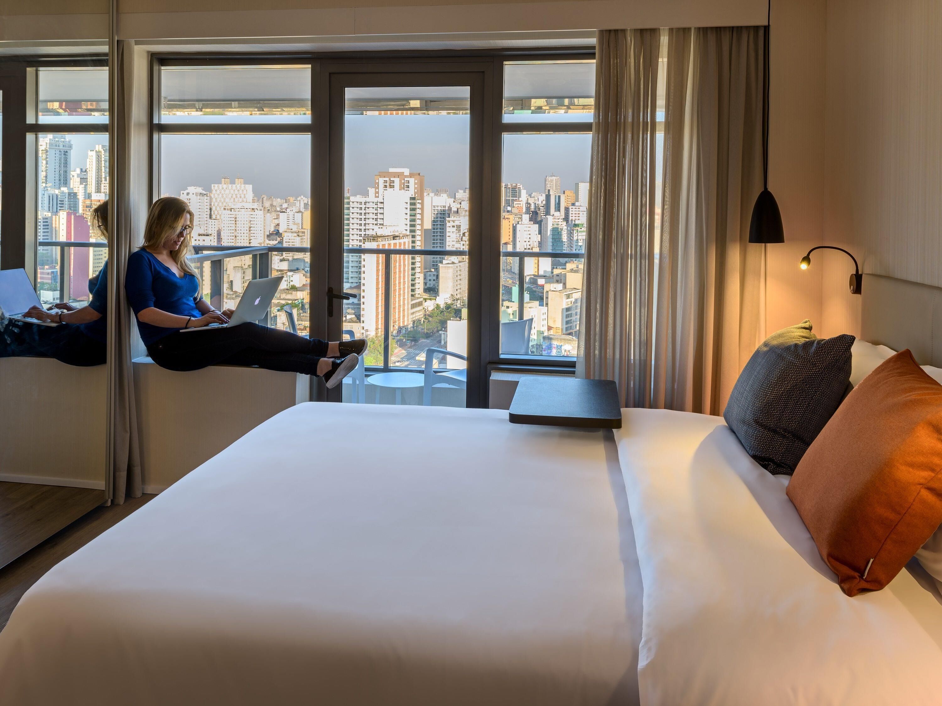 Caja de seguridad en la habitación y escritorio 