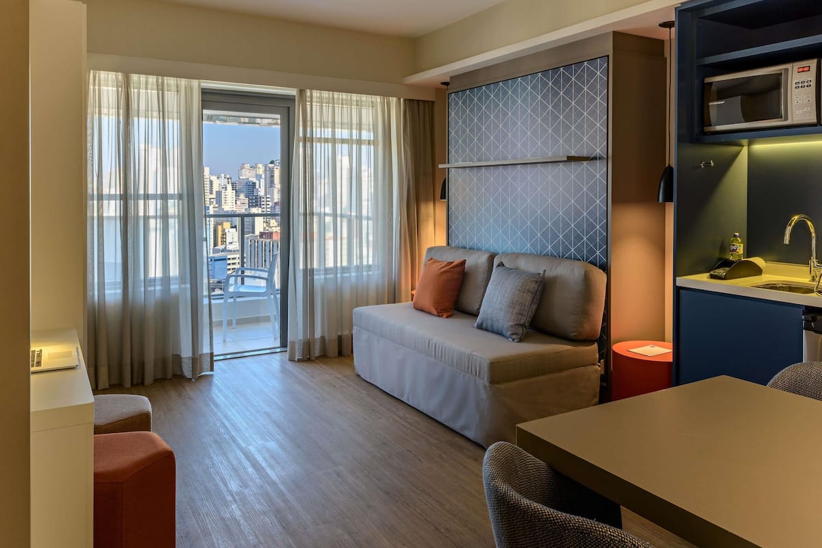 高级公寓, 1 张双人床, 厨房 | 客房内保险箱、办公桌、笔记本电脑工作区、遮光窗帘