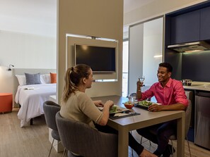 Cofres nos quartos, escrivaninha, espaço de trabalho para notebook