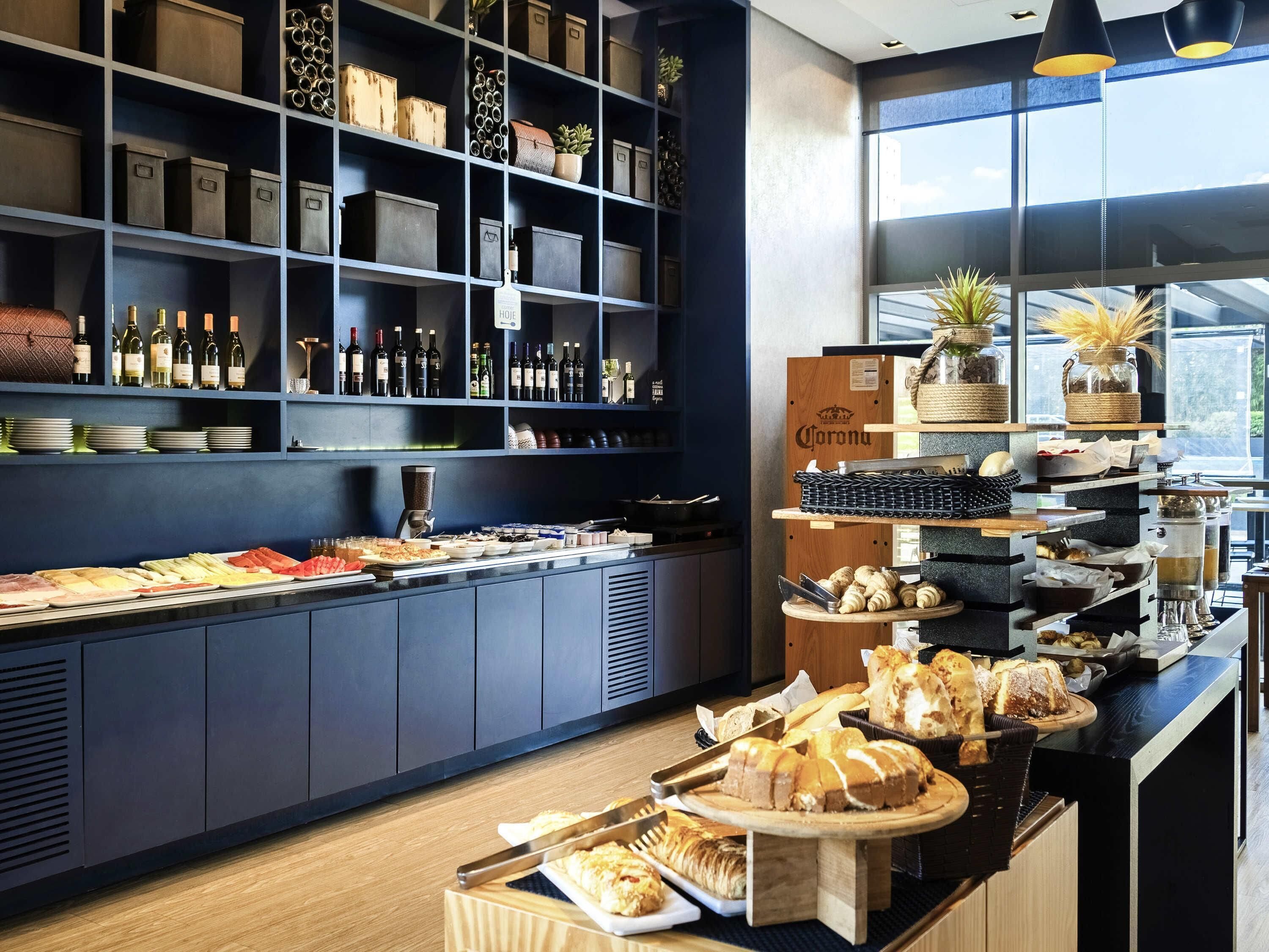 Café da manhã com buffet diário (BRL 82.00 por pessoa) 