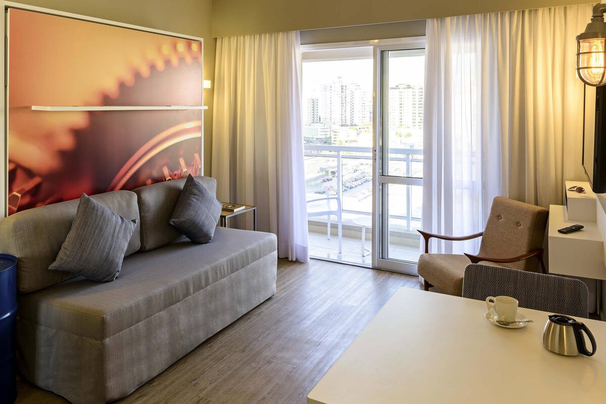 Apartament Deluxe, 1 llit doble i sofà llit, cuina | Caixa forta a l'habitació, escriptori i cortines opaques