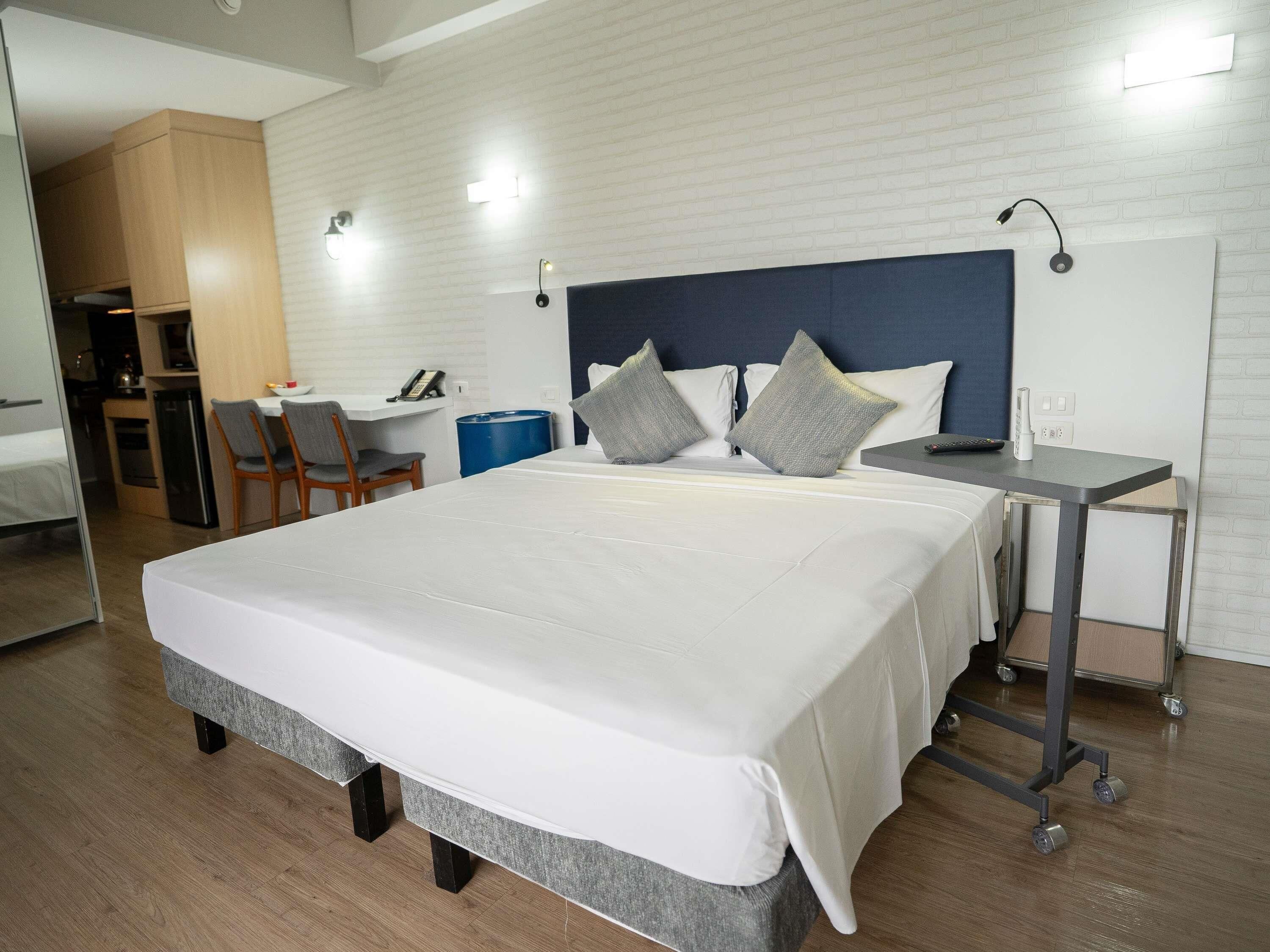 Apartamento superior, 1 cama doble, cocina (Accessible) | Caja fuerte, escritorio, cortinas opacas y sistema de insonorización