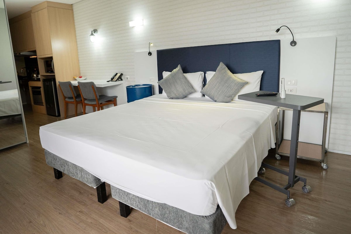 Apartament superior, 1 llit doble, cuina (Accessible) | Caixa forta a l'habitació, escriptori i cortines opaques