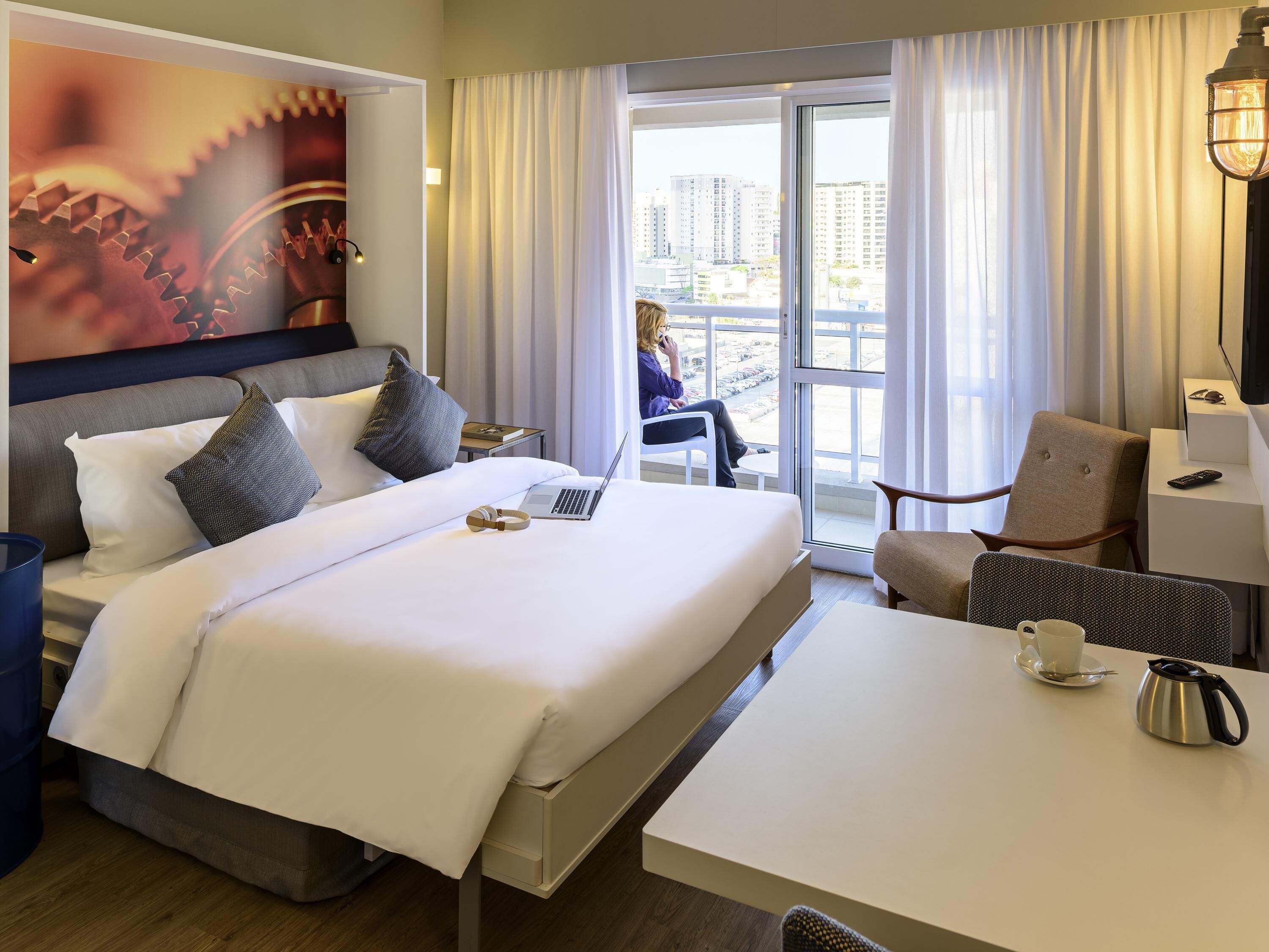 客房内保险箱、办公桌、遮光窗帘、隔音