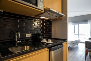 Estudio, 1 cama doble | Cocina privada | Microondas, placa de cocina, lavavajillas y cafetera o tetera