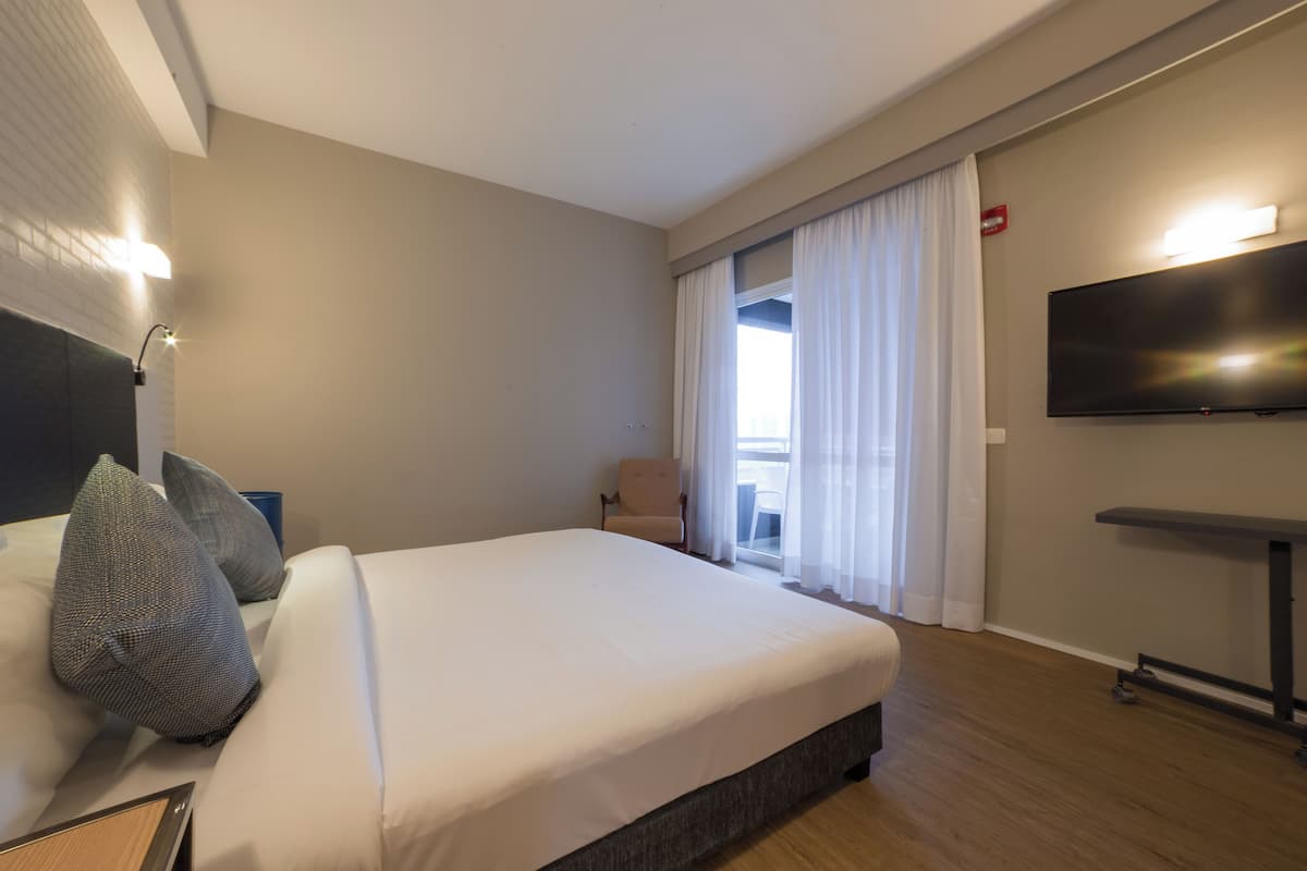 Zimmersafe, Schreibtisch, Verdunkelungsvorhänge, schallisolierte Zimmer