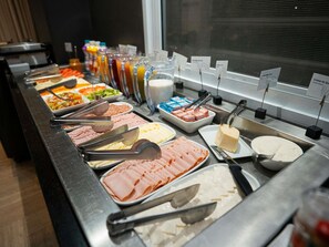 Un buffet proposant une variété de plats et d'accompagnements.