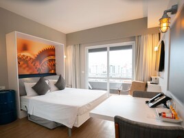 Estudio, 1 cama doble, cocina | Caja fuerte, escritorio, cortinas opacas y sistema de insonorización