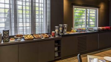 Café da manhã com buffet diário (BRL 72 por pessoa)