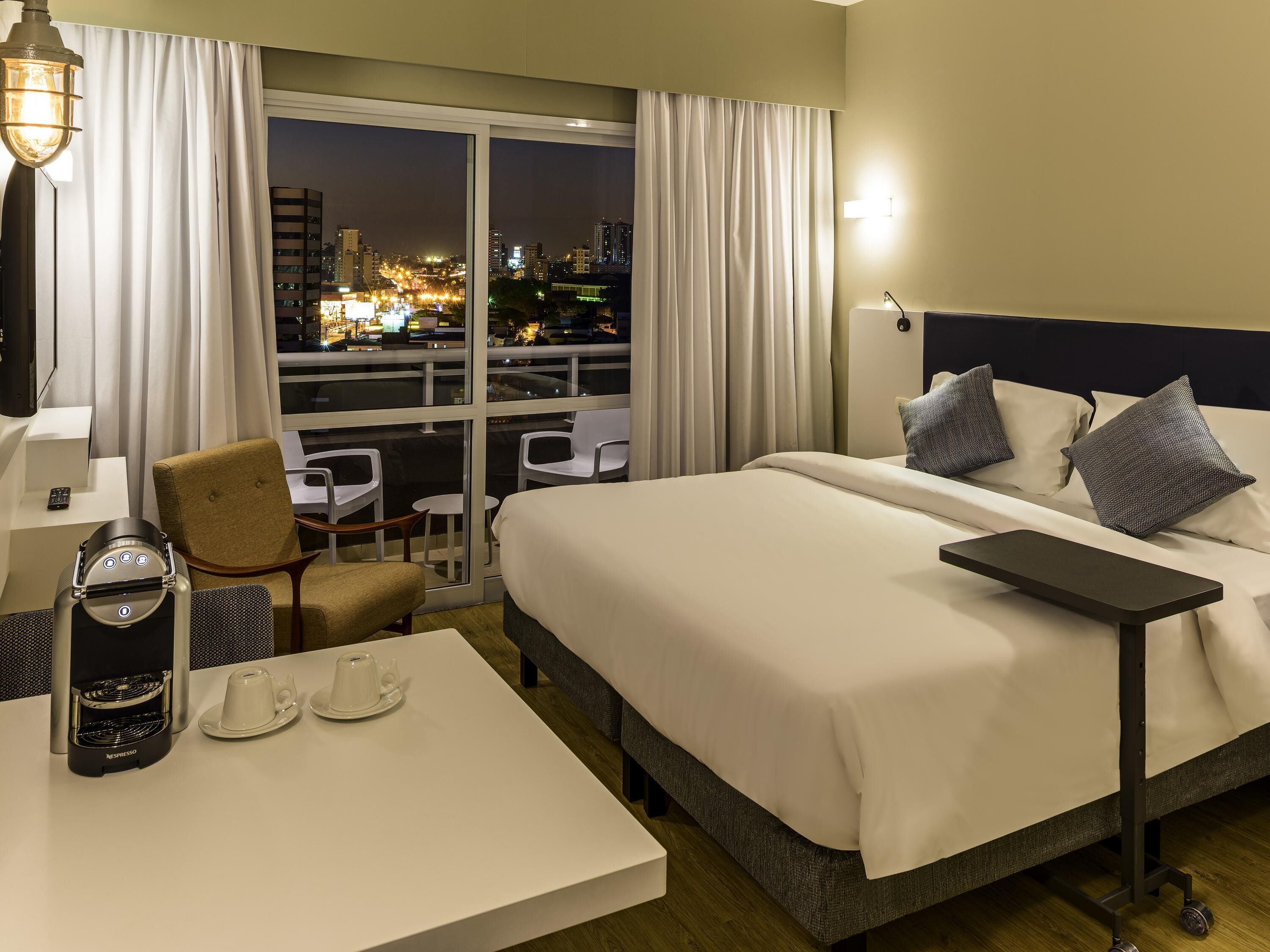 Caja de seguridad en la habitación, escritorio y cortinas blackout 