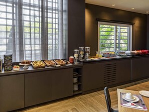 Daily buffet breakfast (BRL 72 per person)