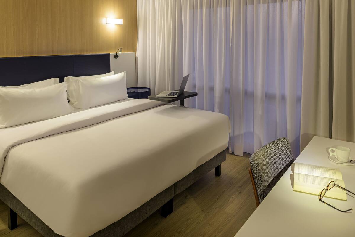 Apartament superior, 1 llit de matrimoni gran, cuina | Caixa forta a l'habitació, escriptori i cortines opaques