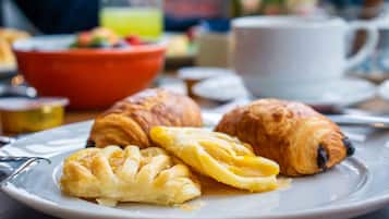 Daily buffet breakfast (BRL 72 per person)