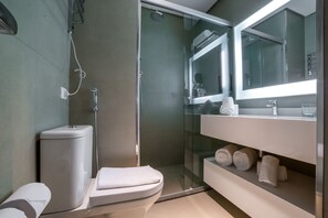 Dusche, umweltfreundliche Kosmetikartikel, Haartrockner, Handtücher