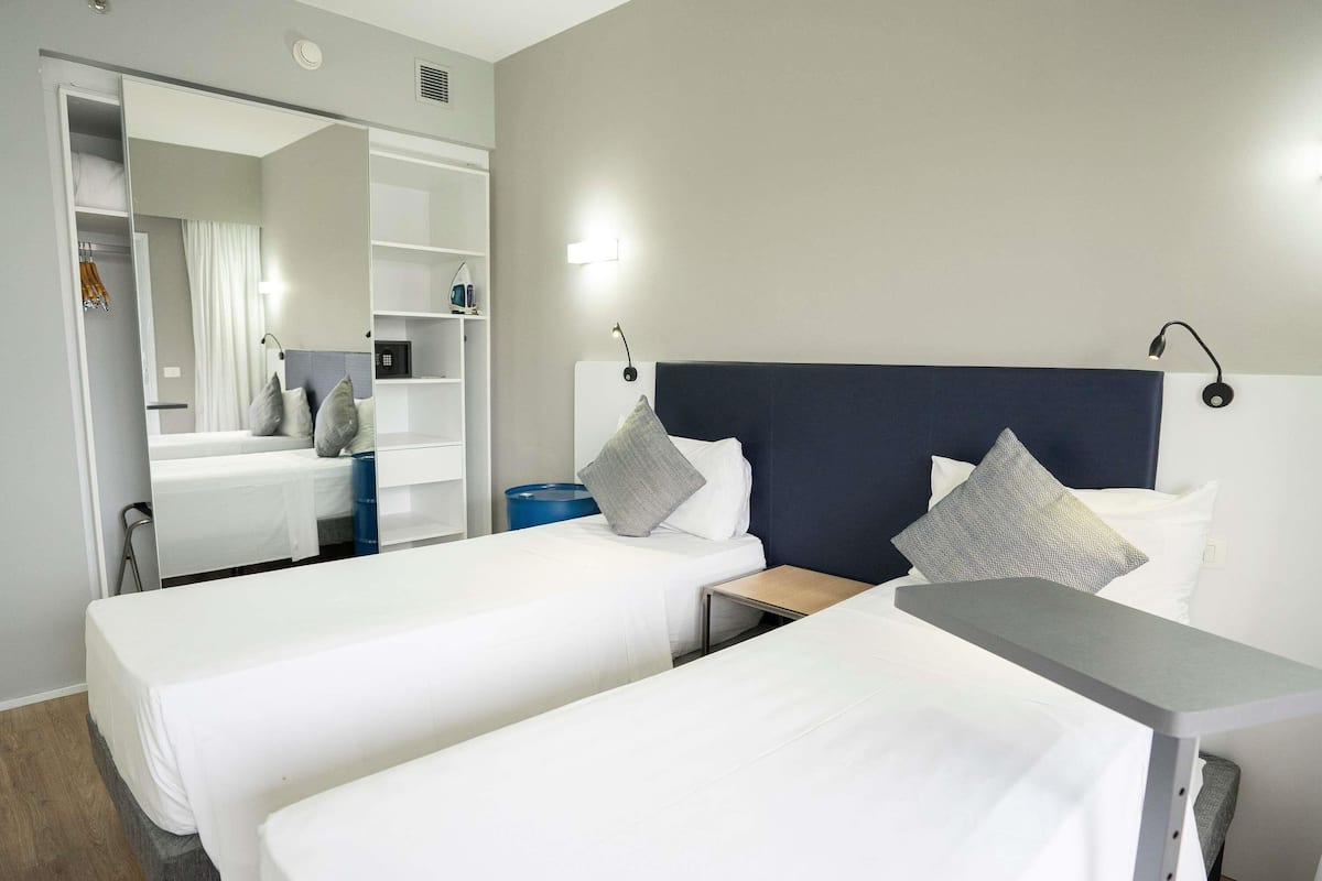 Apartament superior, 2 llits individuals, cuina | Caixa forta a l'habitació, escriptori i cortines opaques