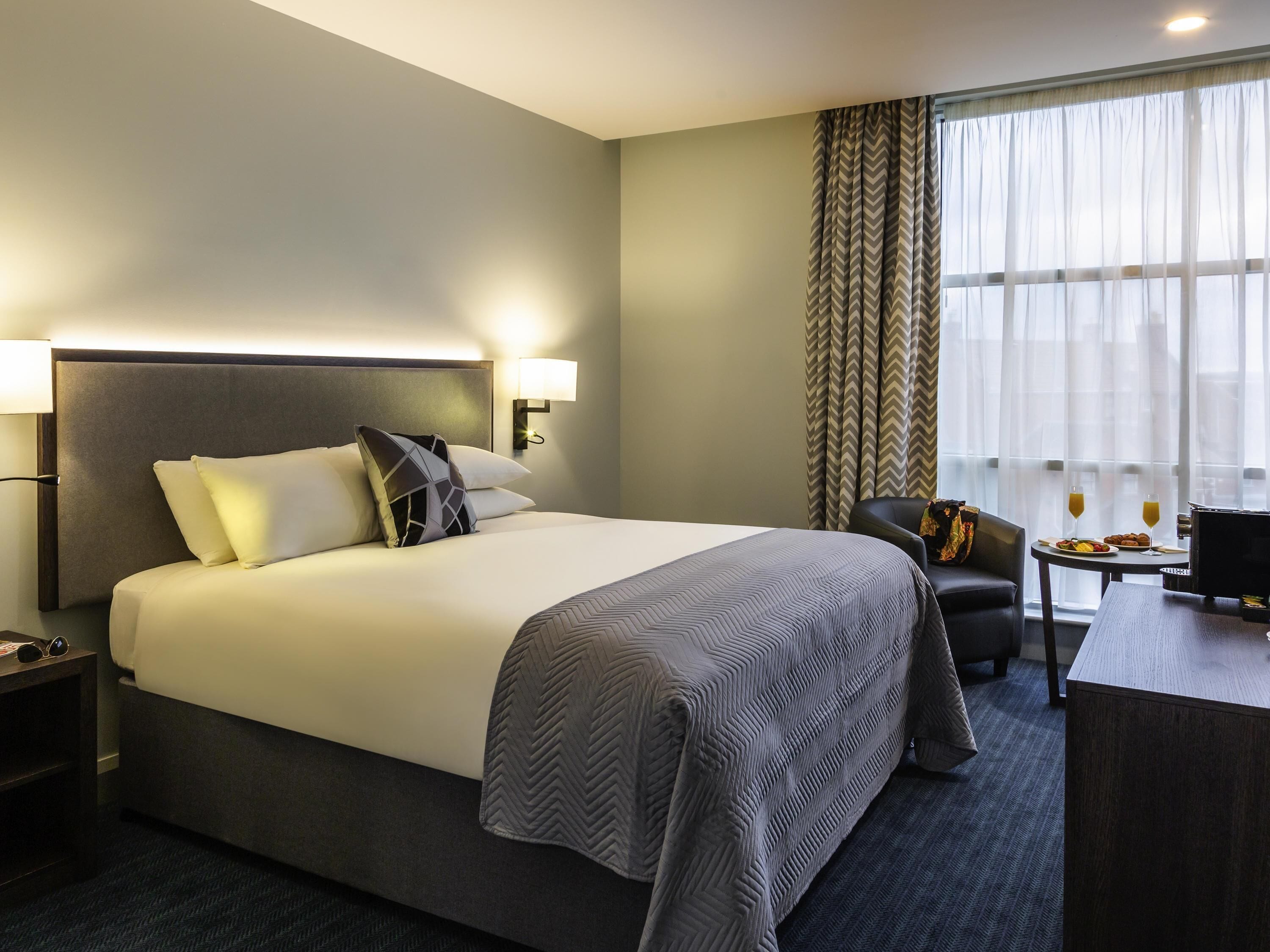 Privilege, Room, 1 King Bed | Hypo-allergenic bedding, in-room safe, desk, blackout curtains