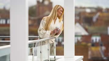 Quarto superior, 1 cama King, sacada | Roupas de cama antialérgicas, cofres nos quartos, escrivaninha