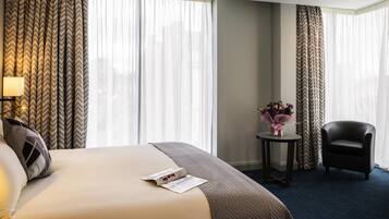 Privilege, Room, 1 King Bed | Hypo-allergenic bedding, in-room safe, desk, blackout drapes