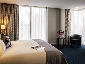 Privilege, Room, 1 King Bed | Hypo-allergenic bedding, in-room safe, desk, blackout curtains