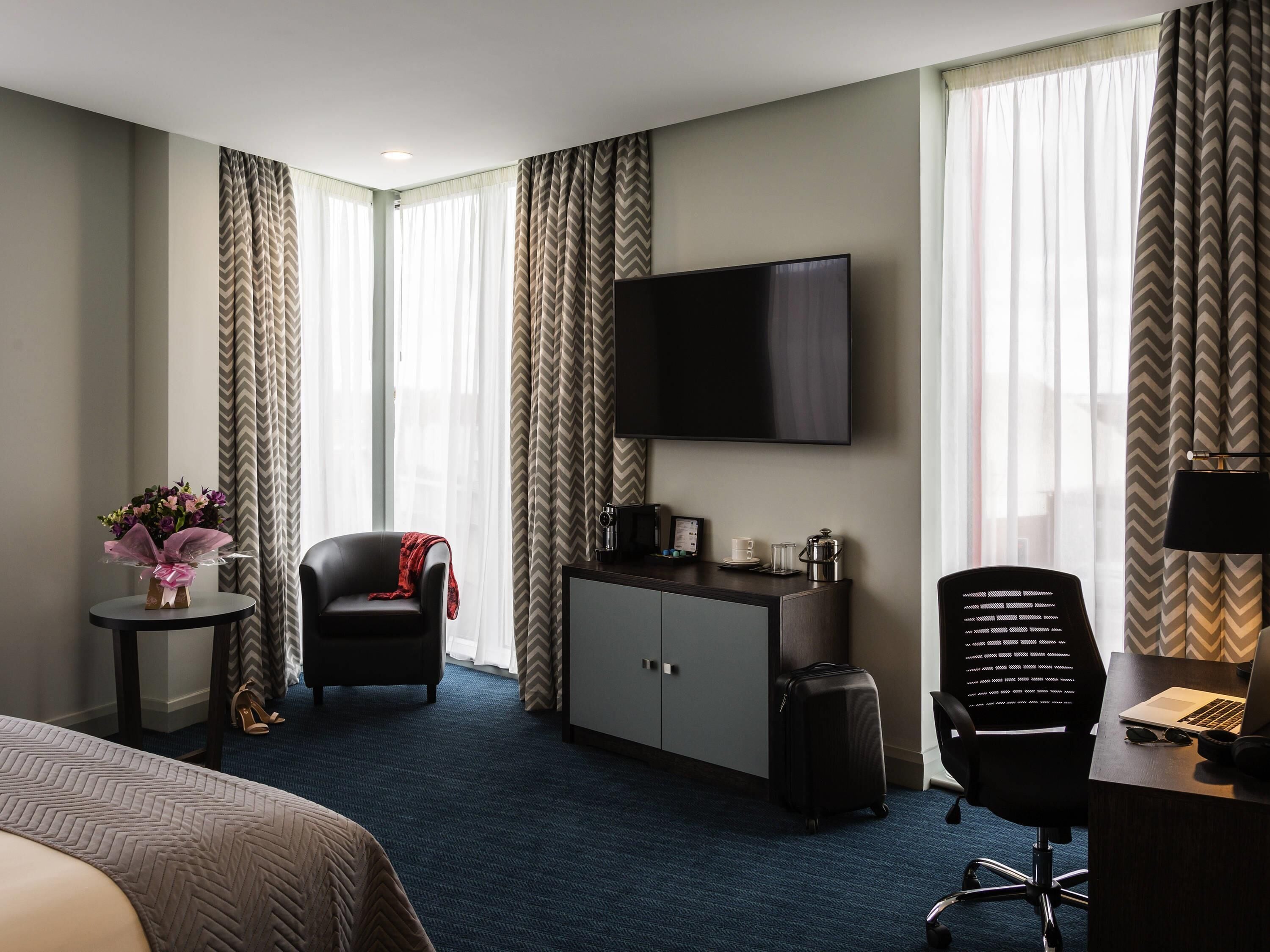 Privilege, Rom, 1 kingsize-seng | Allergitestet sengetøy, safe på rommet, skrivebord og blendingsgardiner