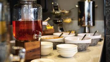 Sarapan bufet setiap hari (GBP 19.50 seorang)