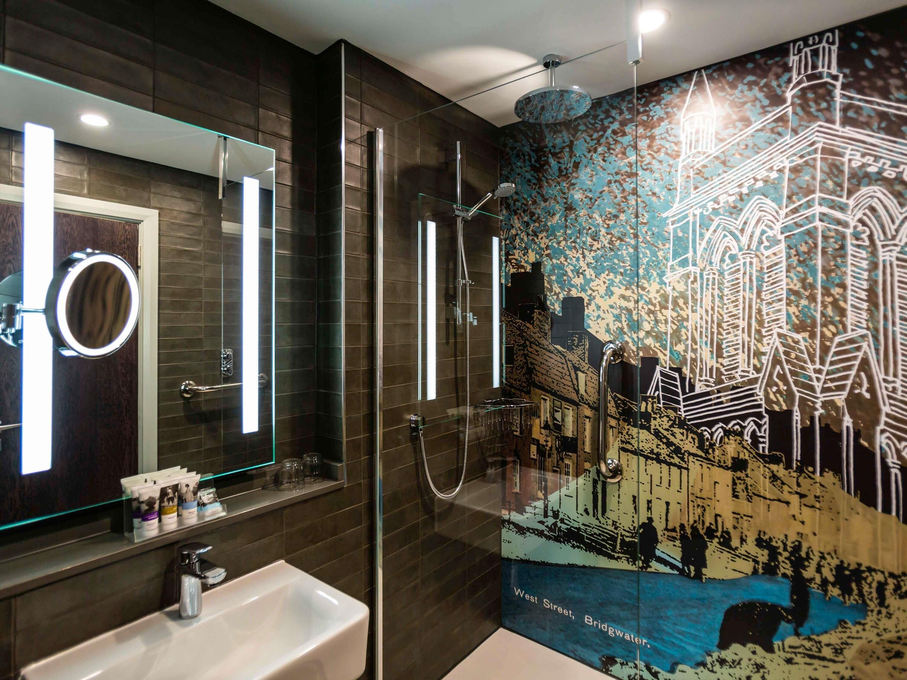 Rom, 1 dobbeltseng | Allergitestet sengetøy, safe på rommet, skrivebord og blendingsgardiner