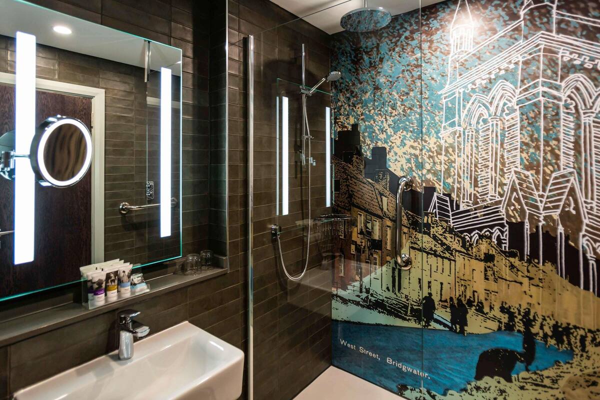 Rom, 1 dobbeltseng | Allergitestet sengetøy, safe på rommet, skrivebord og blendingsgardiner