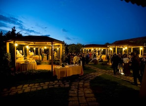 An outdoor event with covered areas and tables, likely a reception or gathering. - Fattoria il Borghetto (Isola di Capo Rizzuto)