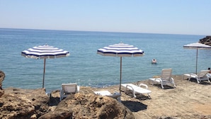 A beach with umbrellas and lounge chairs. - Fattoria il Borghetto (Isola di Capo Rizzuto)