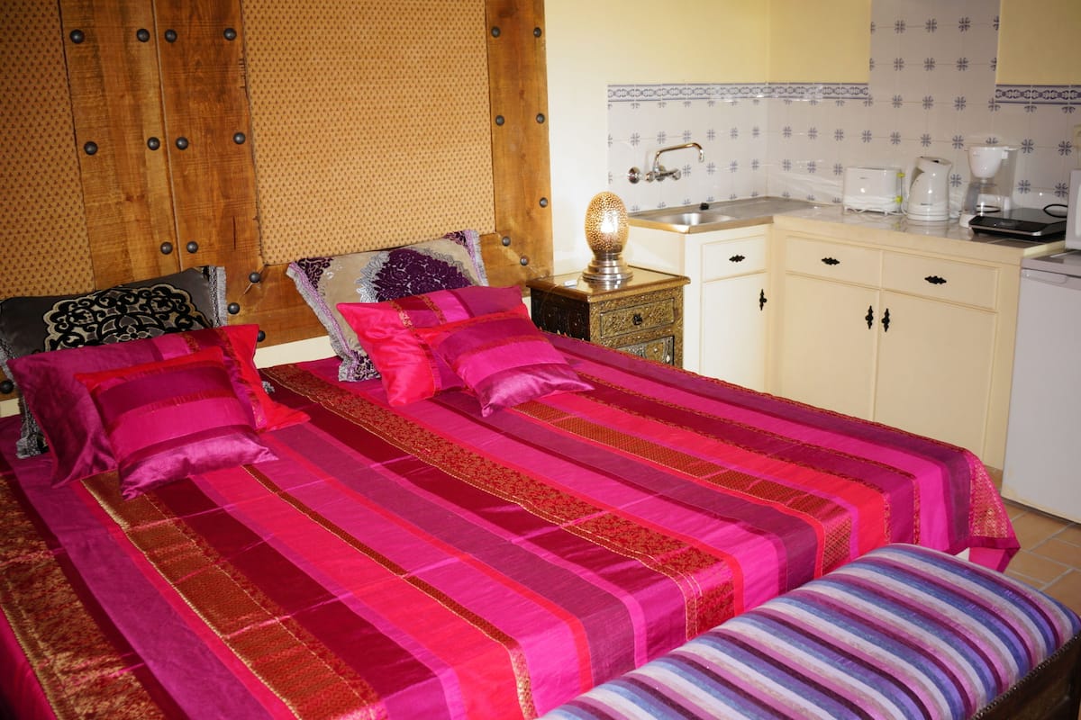 Studio | Private kitchenette | Full-size fridge, microwave, oven, stovetop