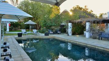 Piscine extérieure, parasols de plage, chaises longues