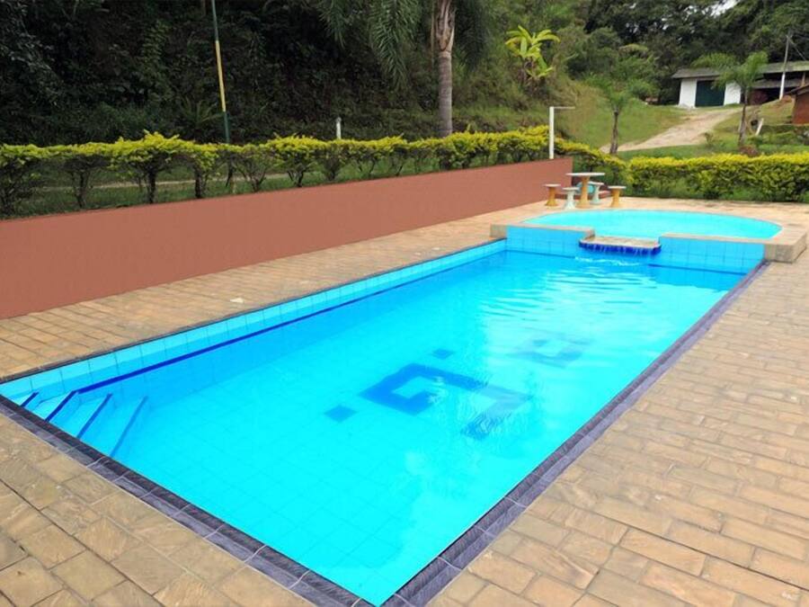 Una piscina al aire libre, sillones reclinables de piscina