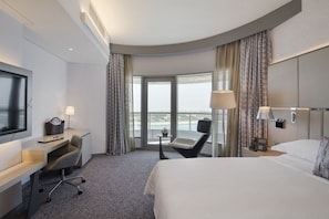 Hypo-allergenic bedding, down duvets, minibar, in-room safe - Pearl Rotana Capital Centre (Abu Dhabi)