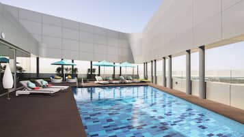 Piscine extérieure, parasols de plage, chaises longues